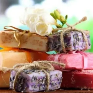 Sabonete artesanal vs. industrial: Quais as diferenças e benefícios?