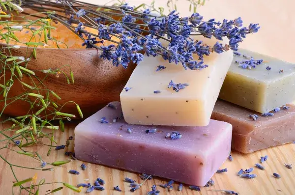 6 sabonetes para relaxar no banho – com óleos que acalmam corpo e mente