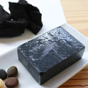 4 motivos para testar o sabonete de carvão ativado ainda hoje
