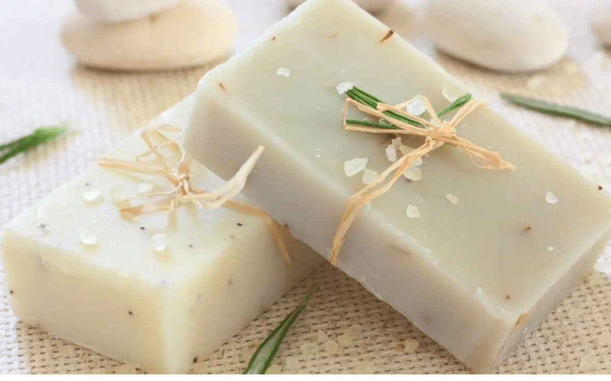 O Ingrediente que Transforma Qualquer Sabonete Artesanal em um Hidratante Poderoso