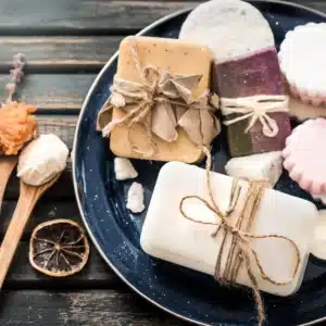 Como fazer sabonetes artesanais em casa usando apenas ingredientes naturais (passo-a-passo completo)