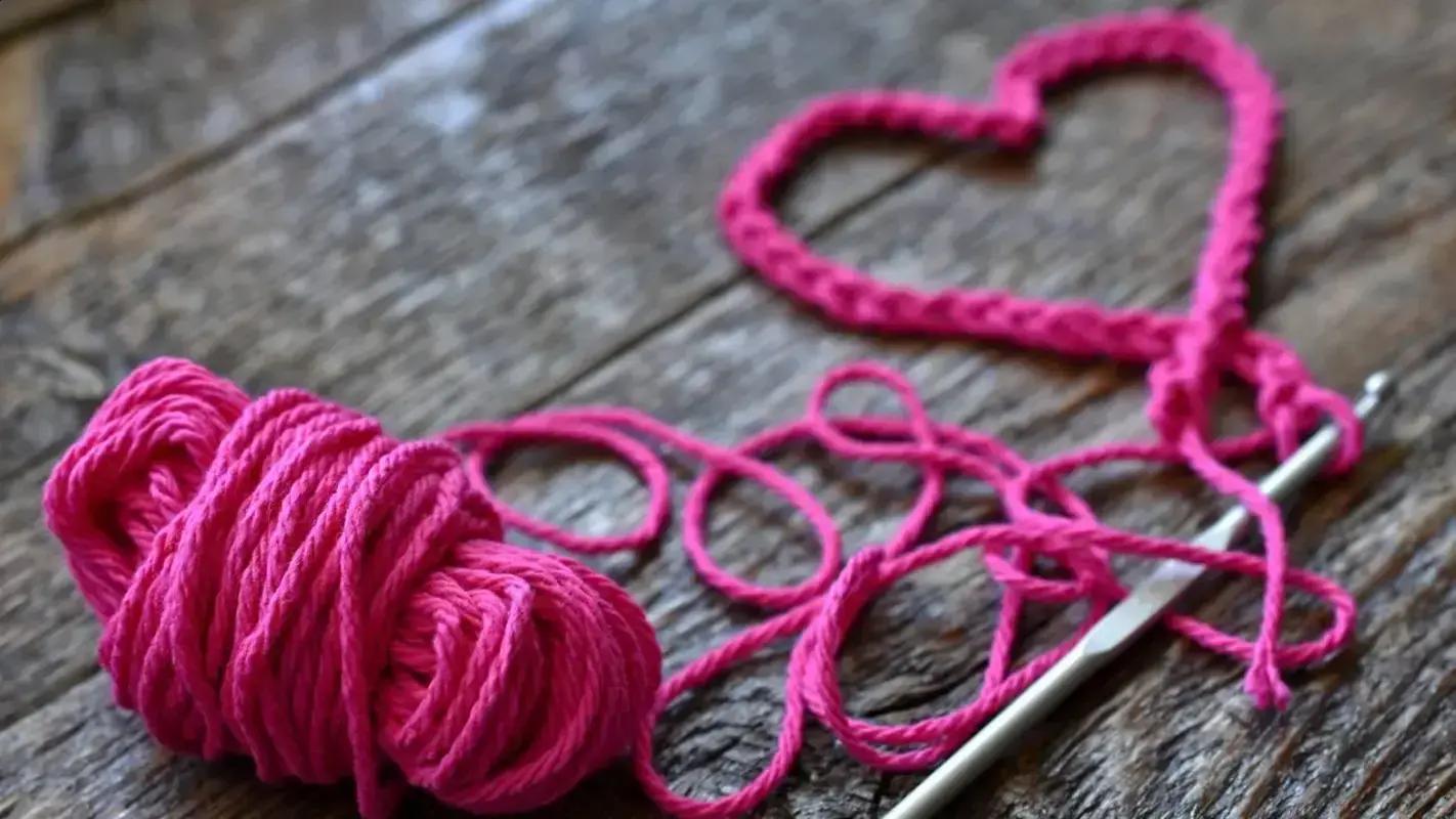 Como fazer um organizador de cabos de crochê que encanta e decora