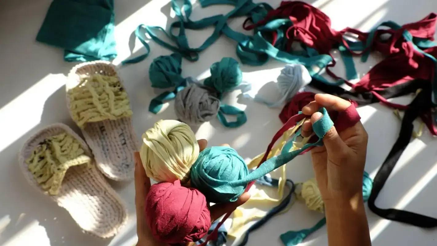 Descubra como criar pantufas conversíveis de crochê com estilo e conforto