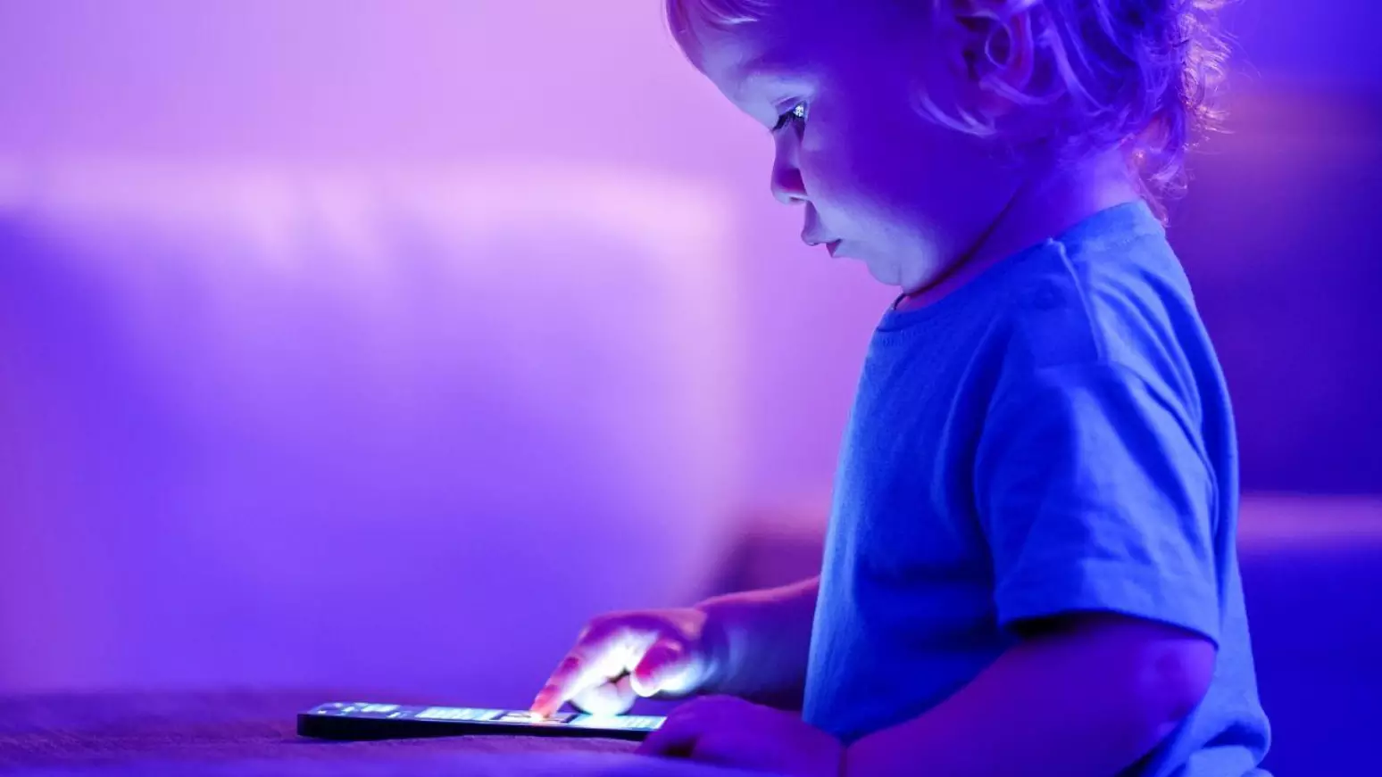 Países Felizes Adotam Limite de Celular: Finlândia e Dinamarca Lideram Política de Bem-Estar Digital