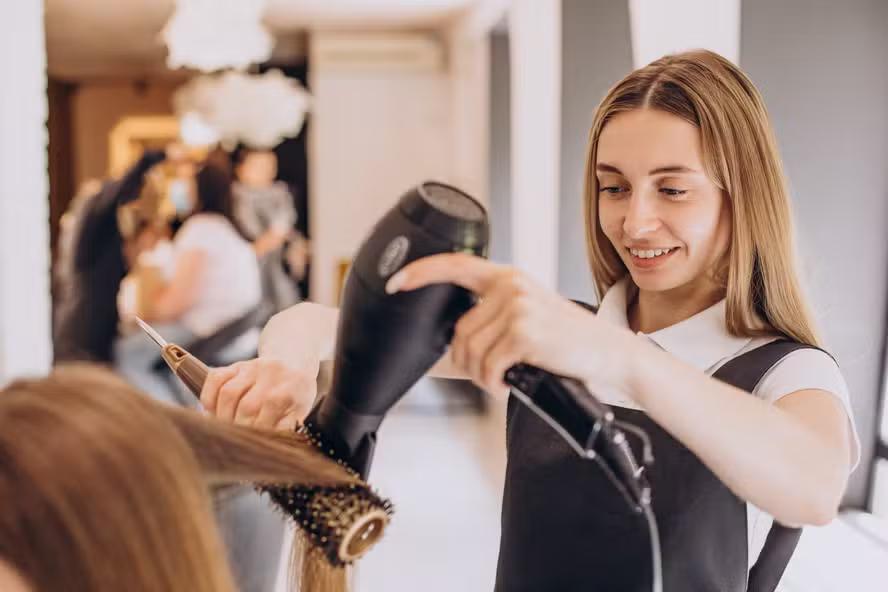 Setor de Beleza Cresce 18% em 2025: Lei do Salão Parceiro é Essencial para Formalização e Segurança Jurídica