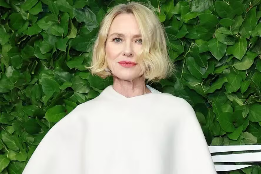 Naomi Watts celebra o envelhecimento e recusa procedimentos estéticos: "Não quero mais parecer ter 25 anos"