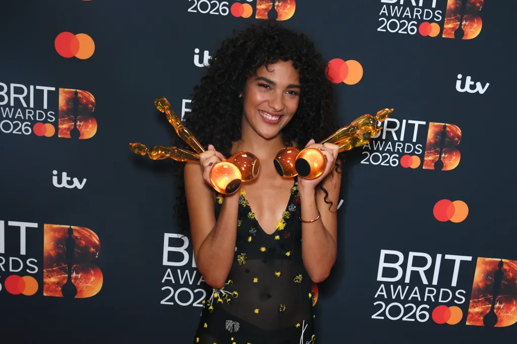 Olivia Dean Brilha no BRIT Awards 2026: Artista do Ano e Mais Quatro Estatuetas Marcam Noite Histórica