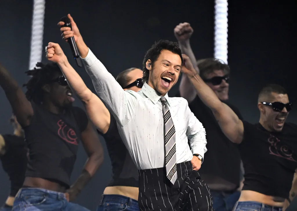 Harry Styles Brilha no BRIT Awards 2026 com Look Chanel e Sapatilhas 'Disco Ball'