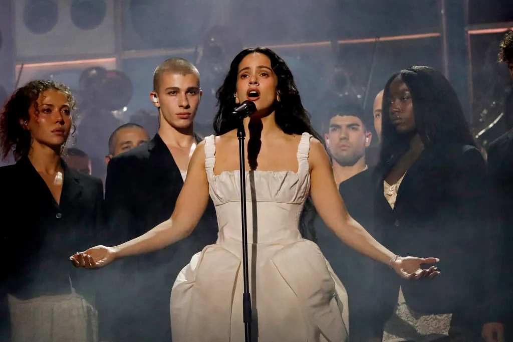 BRIT Awards 2026: Harry Styles, Rosalía e Dua Lipa Encantam em Noite de Estreias e Vitórias Históricas