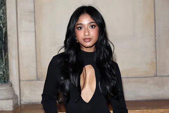 Maitreyi Ramakrishnan, a Devi de “Eu Nunca…”, é a nova rival de Elle Woods em prelúdio de “Legalmente Loira”