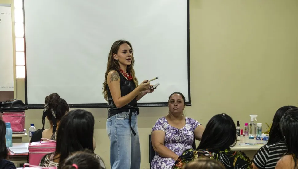 Curso Gratuito 'Empreendedoras da Beleza' Transforma Vidas em Curitiba com Capacitação em Maquiagem e Negócios 1 Curso Gratuito 'Empreendedoras da Beleza' Transforma Vidas em Curitiba com Capacitação em Maquiagem e Negócios