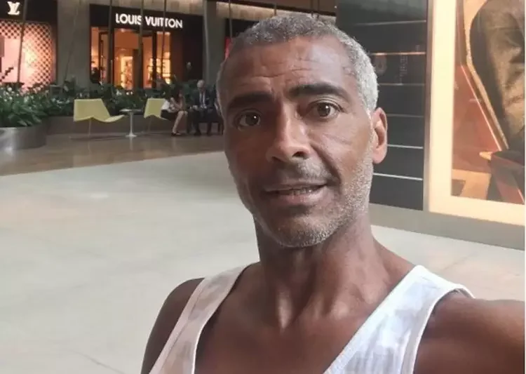 Romário, 60, surge com nova jovem de 25 anos e beleza de Tiffany Vasconcelos encanta; veja quem é 1 Romário, 60, surge com nova jovem de 25 anos e beleza de Tiffany Vasconcelos encanta; veja quem é