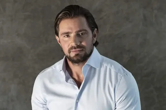 Skinimalismo 2.0: A Revolução da Beleza Que Troca Rotinas Extensas por Ciência e Estratégia
