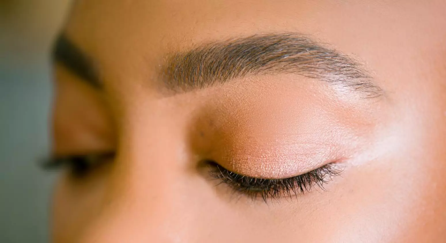 Sobrancelhas Naturais: A Tendência de Beleza Autêntica Que Veio Para Ficar e Como Adotar o Estilo 1 Sobrancelhas Naturais: A Tendência de Beleza Autêntica Que Veio Para Ficar e Como Adotar o Estilo