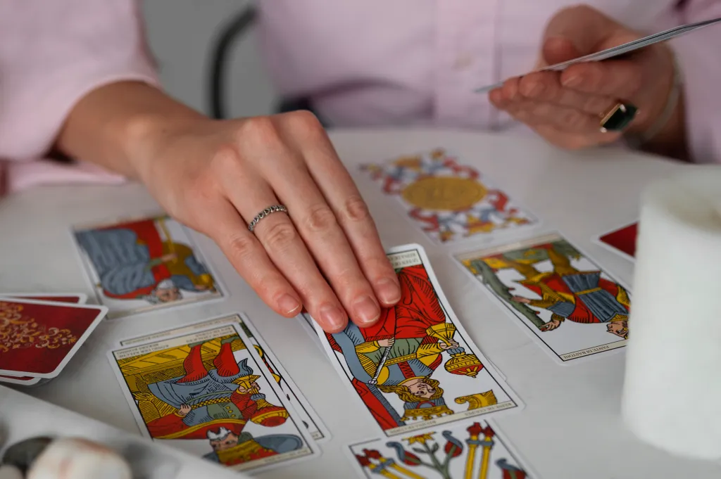 Tarot no Dia da Mulher: Descubra a Mensagem que o Universo Reserva para Você