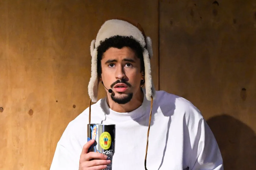 Bad Bunny Usa Havaianas em Show no Japão e Conquista Fãs Brasileiros com Look Inesperado