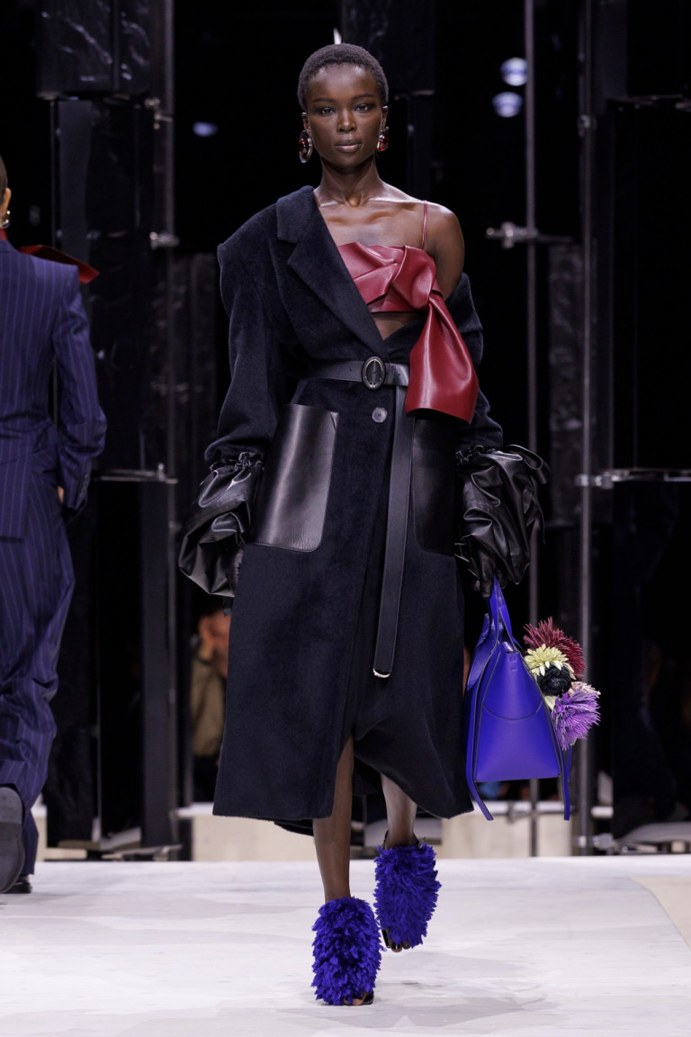 Sarah Burton na Givenchy: Alfaiataria Afiada e Feminilidade Arquitetônica Dominam a Passarela 1 Sarah Burton na Givenchy: Alfaiataria Afiada e Feminilidade Arquitetônica Dominam a Passarela