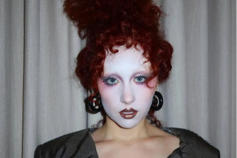Chappell Roan Ousa em Paris com Vestido Dramático de Costas Abertas na Semana de Moda Vivienne Westwood