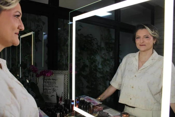 Beleza Madura: Como Celebrar a Elegância e a História no Dia da Mulher com Maquiagem e Cabelo que Realçam a Sua Essência