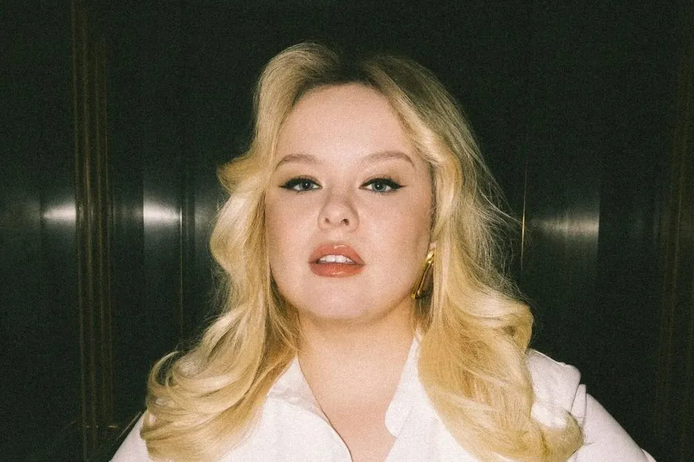 Nicola Coughlan, de Bridgerton, desabafa sobre foco excessivo em seu corpo e critica movimento 'body positive'
