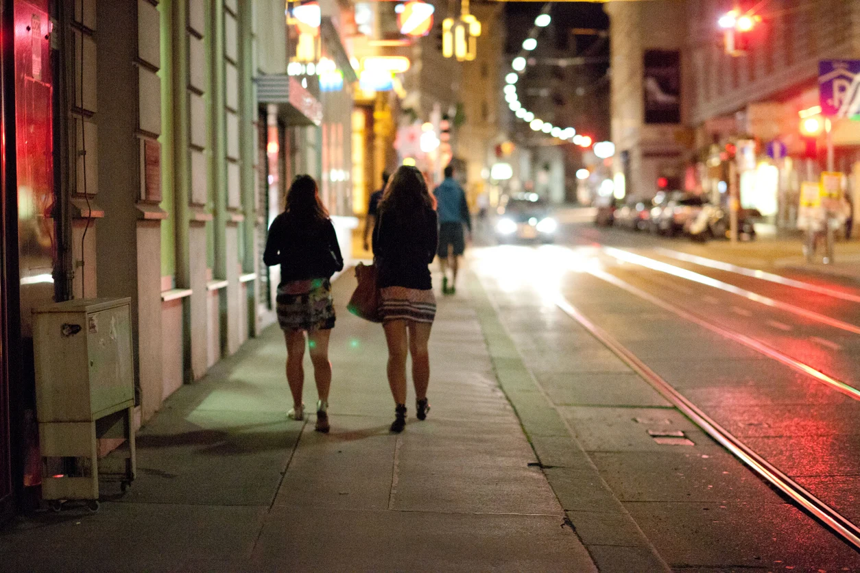 Medo Constante: Como a Falta de Segurança Afeta a Saúde Mental de 7 em Cada 10 Mulheres no Brasil