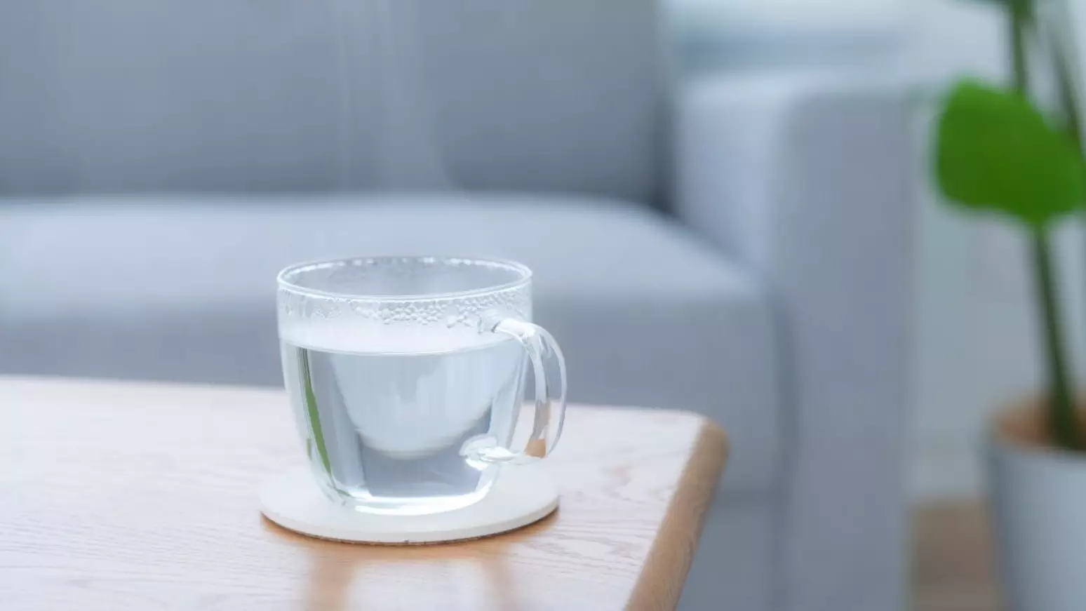 Água Morna: A Nova Queridinha das Redes Sociais Promete Benefícios para Saúde e Digestão