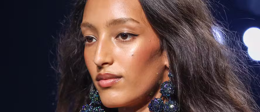 Semana de Moda de Paris Outono/Inverno 2026: Maquiagem Grunge e Cores Intensas Dominam as Passarelas