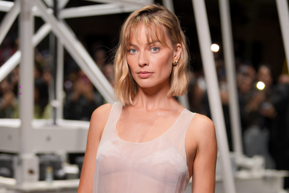 Margot Robbie Choca Fãs com Novo Corte Bob com Franja Desfiada em Desfile da Chanel