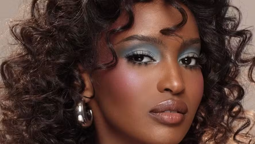 Azul Glacial na Maquiagem: Descubra Como Usar o Tom Que Volta com Força Total para Iluminar Seu Olhar