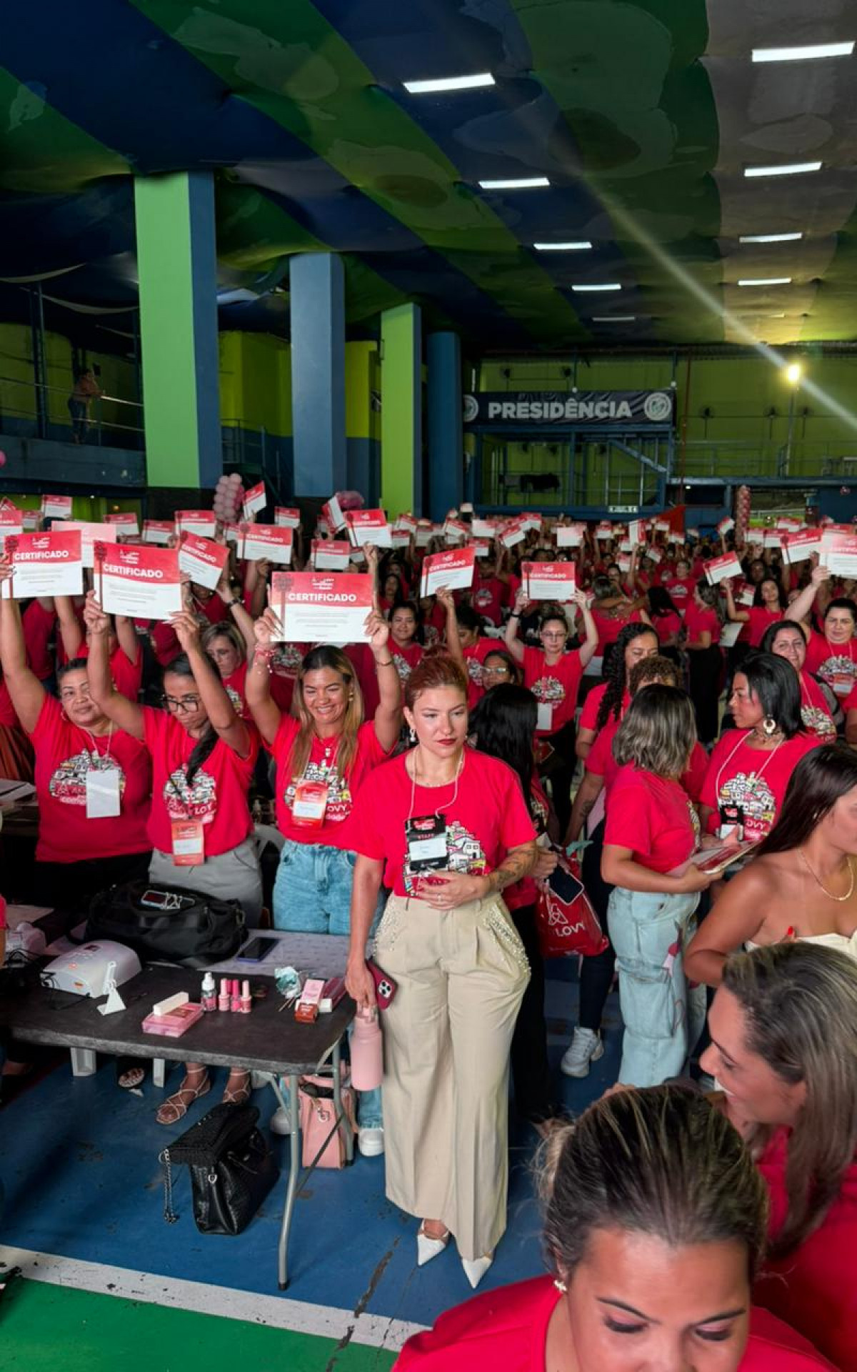 Rocinha Celebra Formatura de 550 Mulheres em Curso de Beleza Gratuito