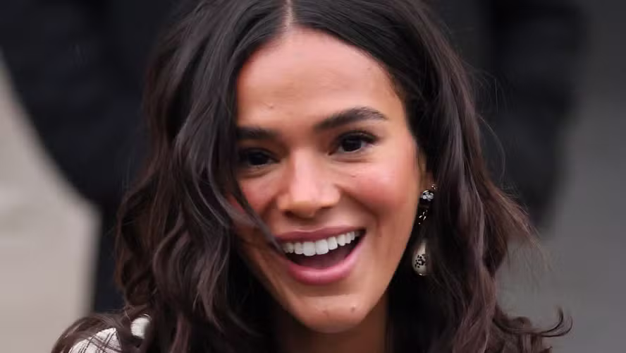 Bruna Marquezine e o Novo Padrão de Beleza: Famosas Trocam Procedimentos Extremos por Naturalidade e Cuidados Discretos