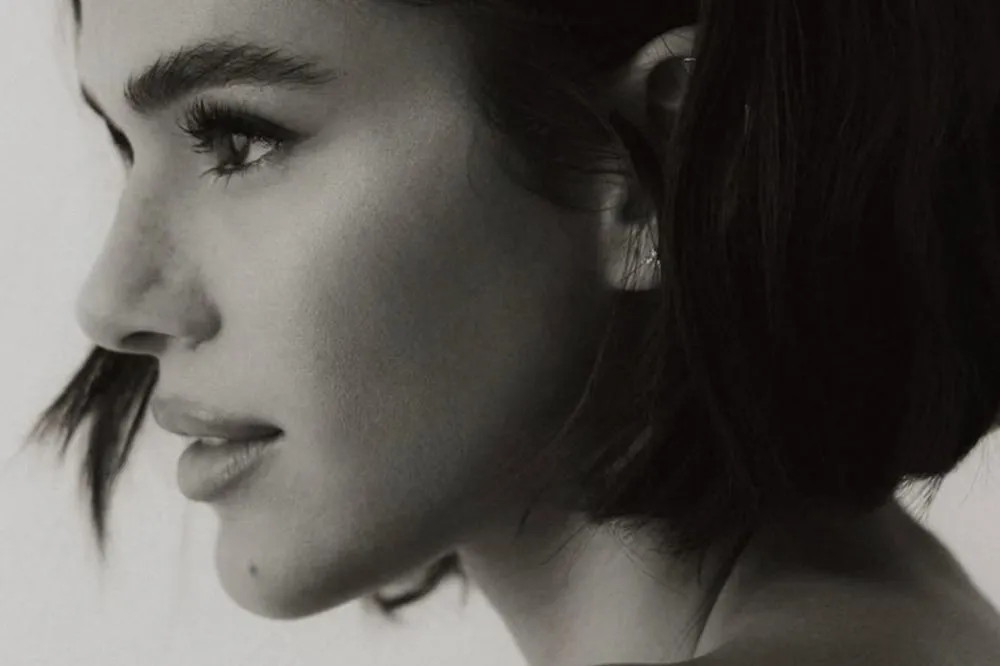 Bruna Marquezine eleva o chinelo de dedo com alfaiataria chique em evento de moda