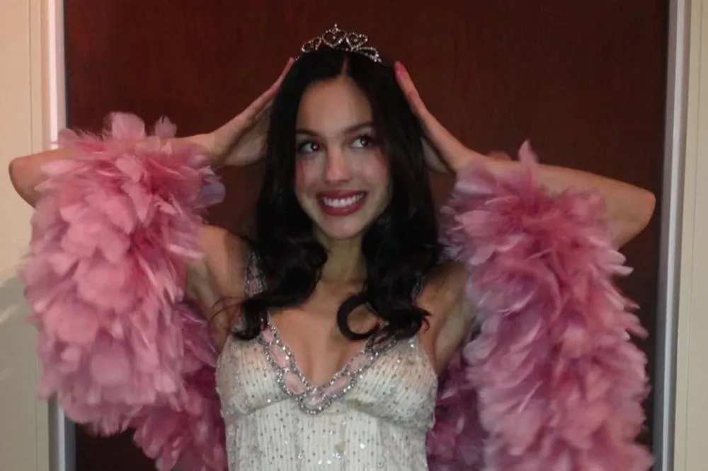 Olivia Rodrigo instiga nova era musical com mudança de logo e cor misteriosa em murais pelo mundo