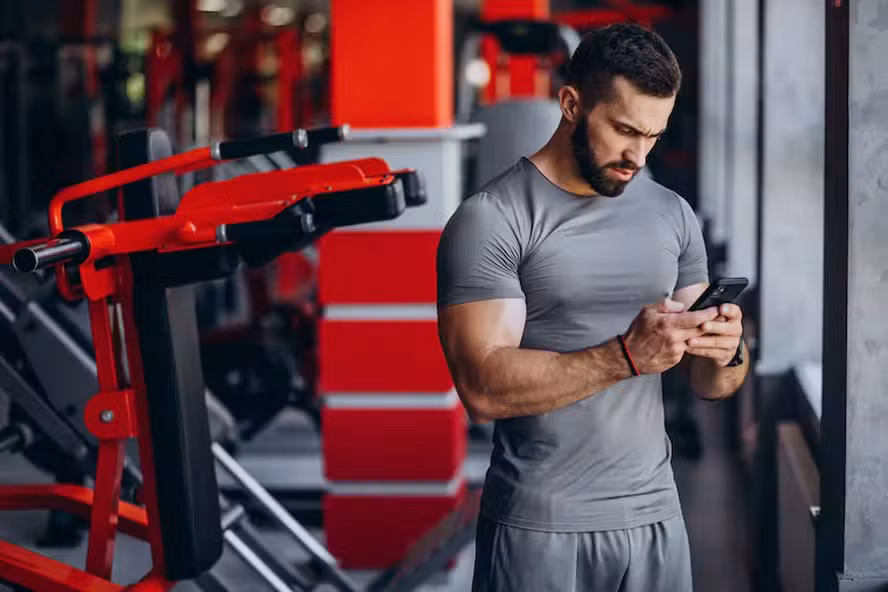 Celular na Academia: Por Que Evitar Redes Sociais Durante os Intervalos Pode Turbinar Seu Treino