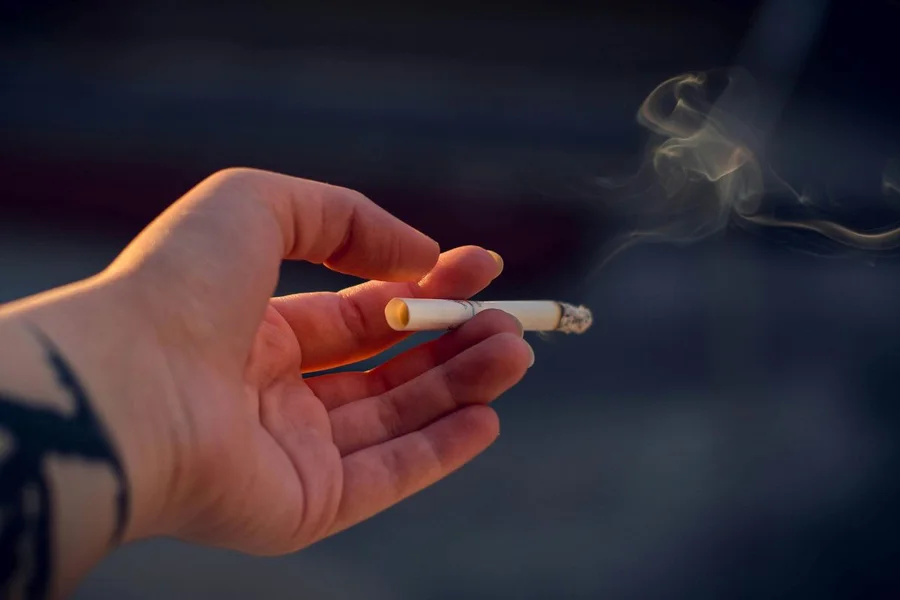 5 Hábitos Diários Que Podem Ser Tão Perigosos Quanto Fumar para Sua Saúde