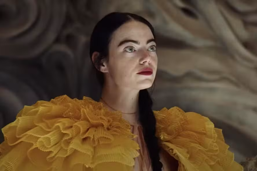 Cinema e Beleza: Como a Sétima Arte Moldou a Indústria de Maquiagem e Produtos Capilares