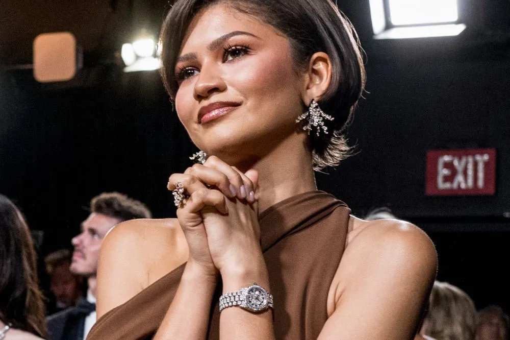 Zendaya Brilha no Oscar 2026 com Vestido Louis Vuitton Exclusivo e Joias de Tirar o Fôlego
