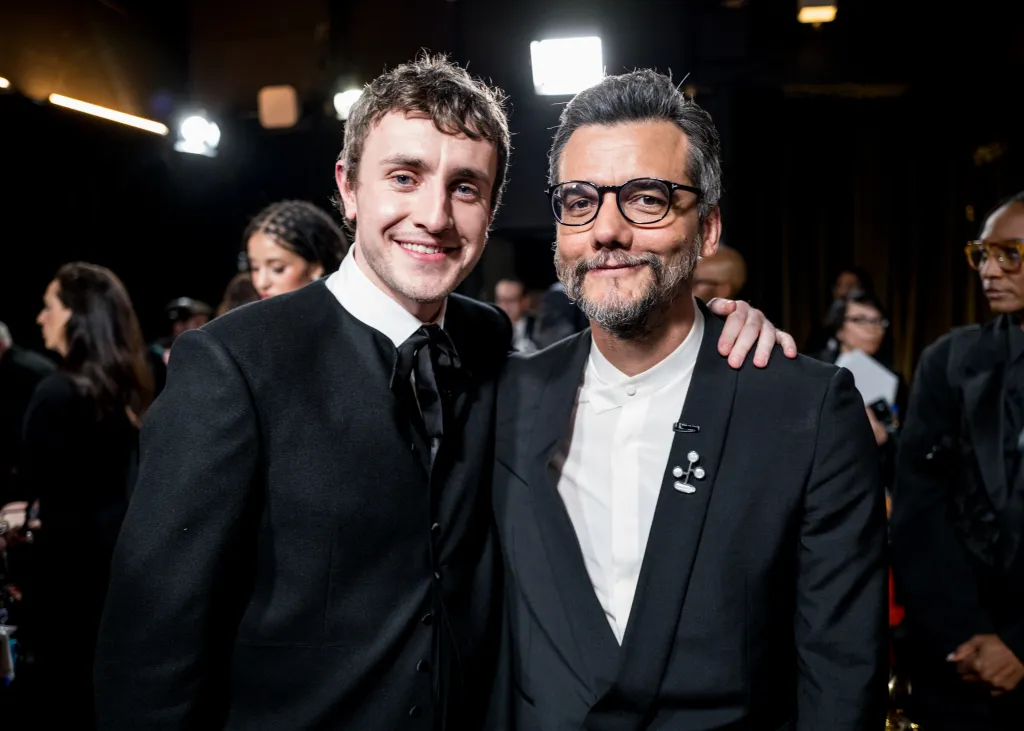 Oscar 2026: Broches se consolidam como a grande tendência da moda masculina no tapete vermelho