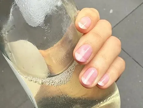 Babydoll Nails: A Tendência de Unhas Românticas e Delicadas Inspirada em Hailey Bieber que Você Precisa Conhecer