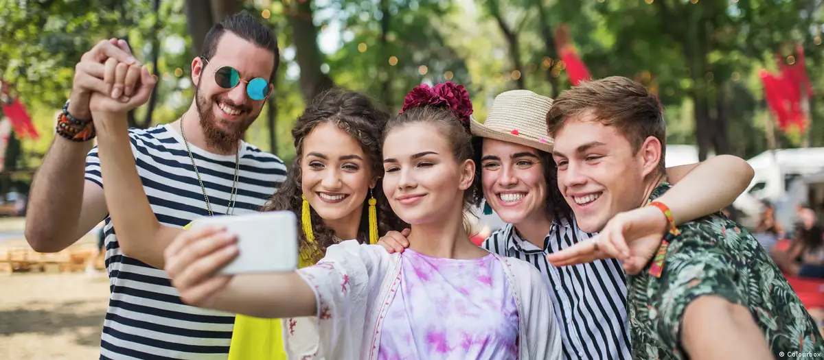 Redes Sociais e a Infelicidade Juvenil: Uso Excessivo Afeta Bem-Estar, Especialmente de Meninas, Aponta Relatório Mundial