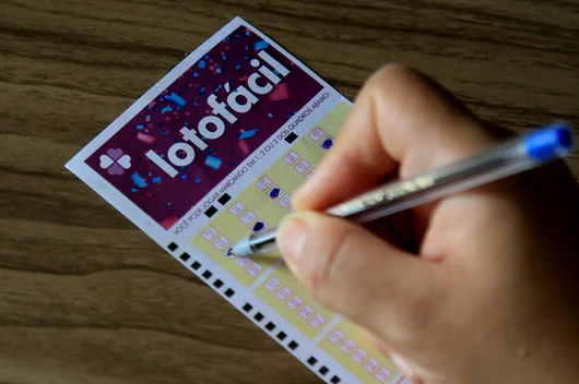 Dia da Felicidade: Psicóloga Alerta Sobre o Perigo da "Positividade Tóxica" e o Paradoxo do Bem-Estar