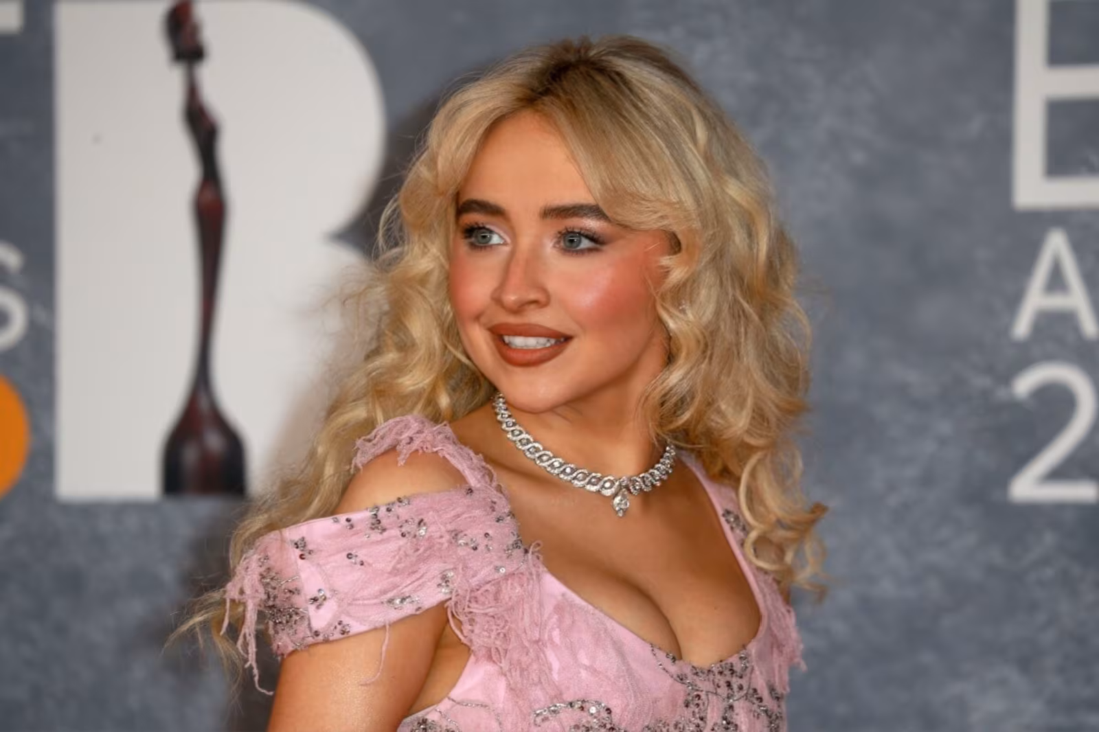 Lollapalooza 2025: Inspire-se na Beleza Pop de Sabrina Carpenter e no Estilo Ousado de Doechii para Arrasar em Interlagos
