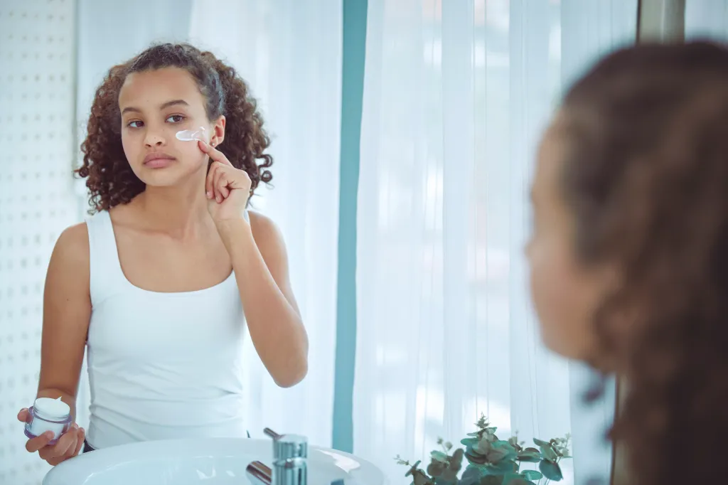 Produtos Anti-idade Antes dos 20 Anos: Dermatologista Explica Quando Começar e os Riscos