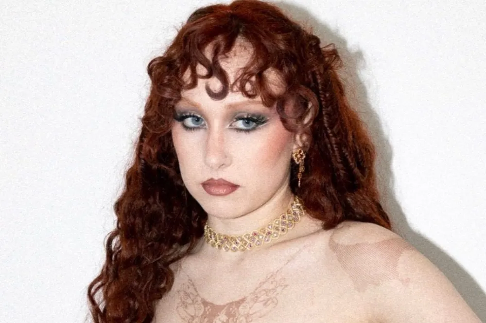 Chappell Roan se pronuncia sobre polêmica com enteada de jogador do Flamengo no Lollapalooza