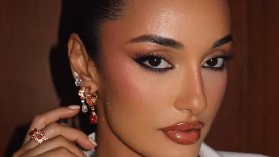 Maquiagem Pesada no Calor: Como Adaptar Tendências "Gótica Suave" e "Grunge Clean" para Dias Quentes no Brasil