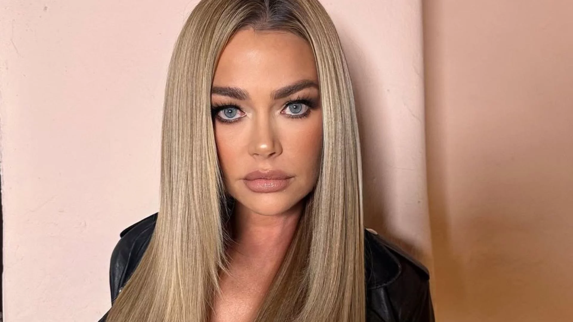 Denise Richards, 55, impressiona com resultado de facelift: 'Nunca fiz nada estético no rosto'
