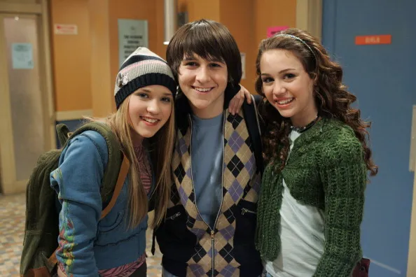 Hannah Montana: Entenda por que Emily Osment e Mitchel Musso não apareceram presencialmente no especial de 20 anos