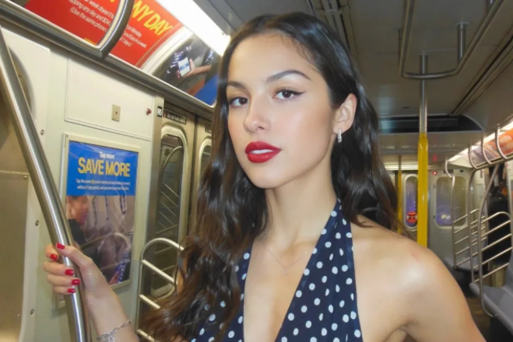 Grupo Abril Lança POP! POP! POP!: Nova Plataforma de Novelas Verticais Para Celular