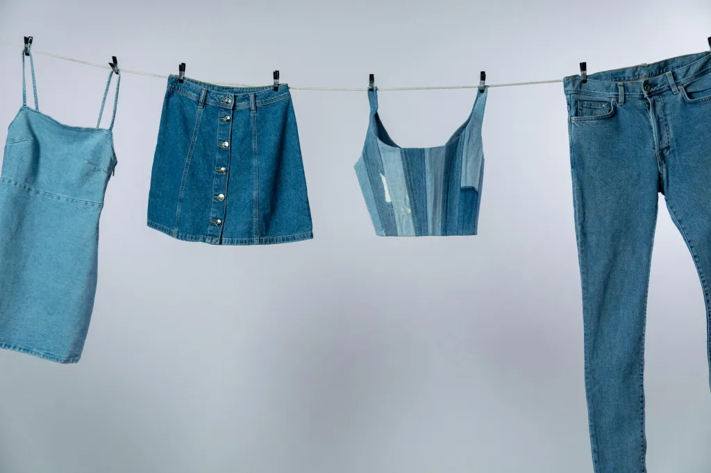 Guia Definitivo: Como a Cor do Jeans Transforma Seu Look e Transmite a Mensagem Certa para Cada Ocasião