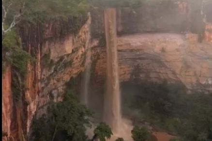 Cachoeira Véu de Noiva Transborda com Chuvas Fortes em Mato Grosso; Veja Vídeo Impactante